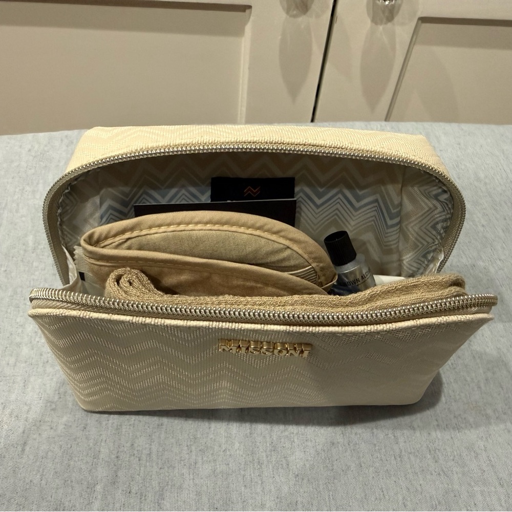 New UNOPENED. NEW STYLE Clamshell Missoni Travel Kit for Delta
1 left - in Blue - Picture 11 of 11